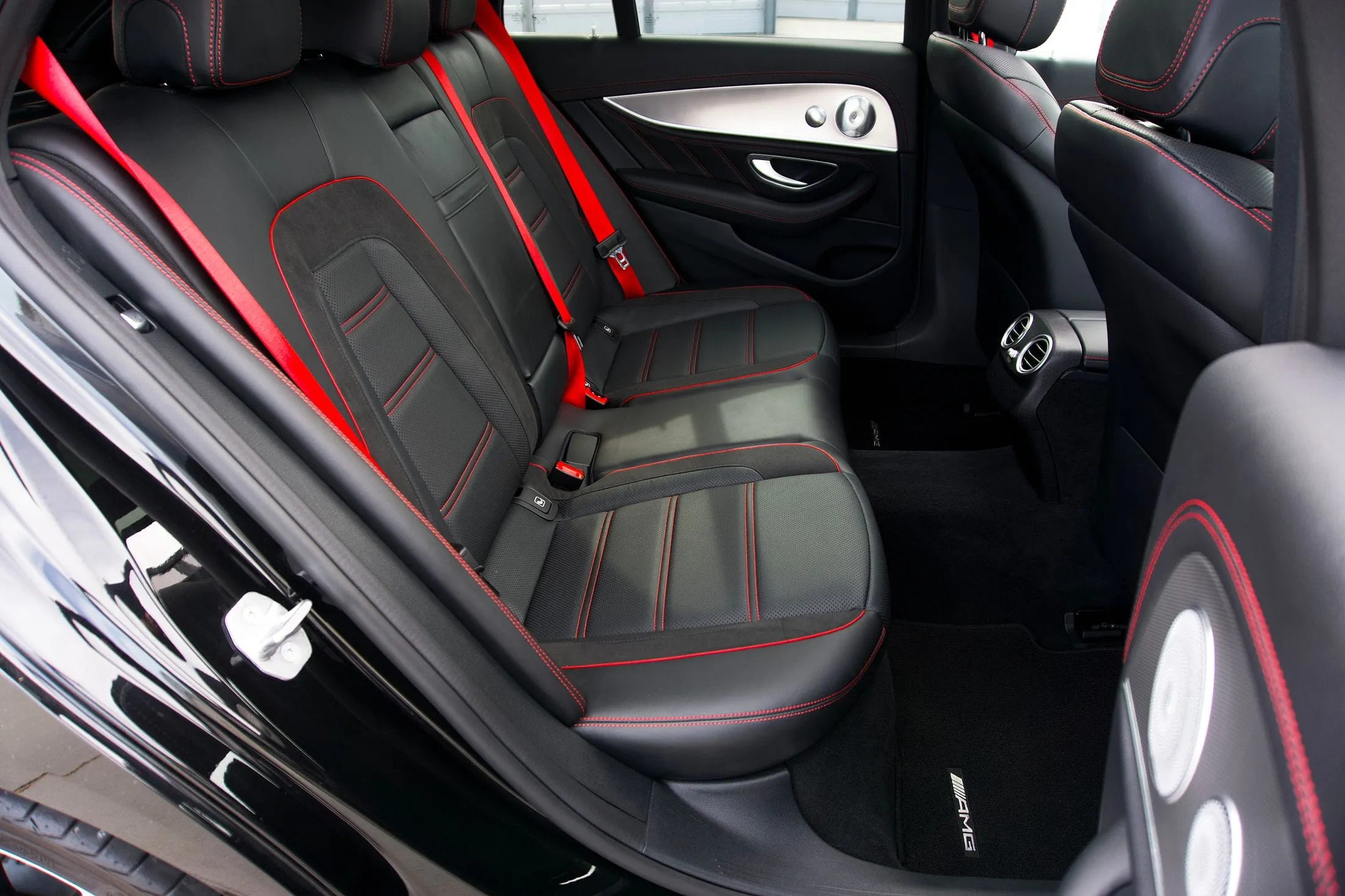 BMW M2 — Alcántara & costura roja — BMW M2 Competition (2023), foto 3 de 4