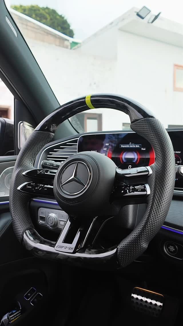 Volante de un Mercedes-AMG con el aro de carbono, las empuñaduras de cuero perforado y una marca amarilla arriba