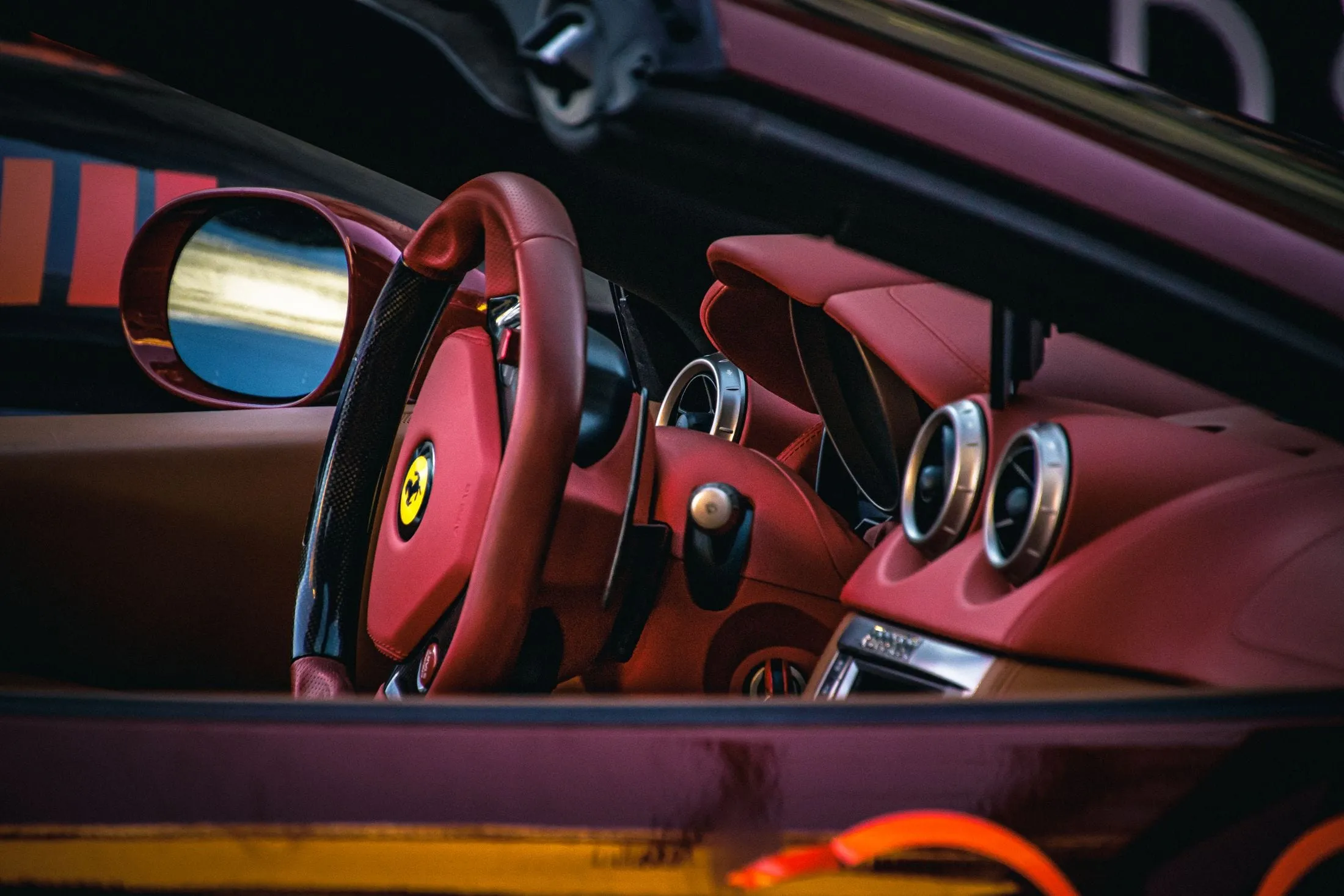 Ferrari 488 — Cuero rojo & costura amarilla — Ferrari 488 GTB (2018)