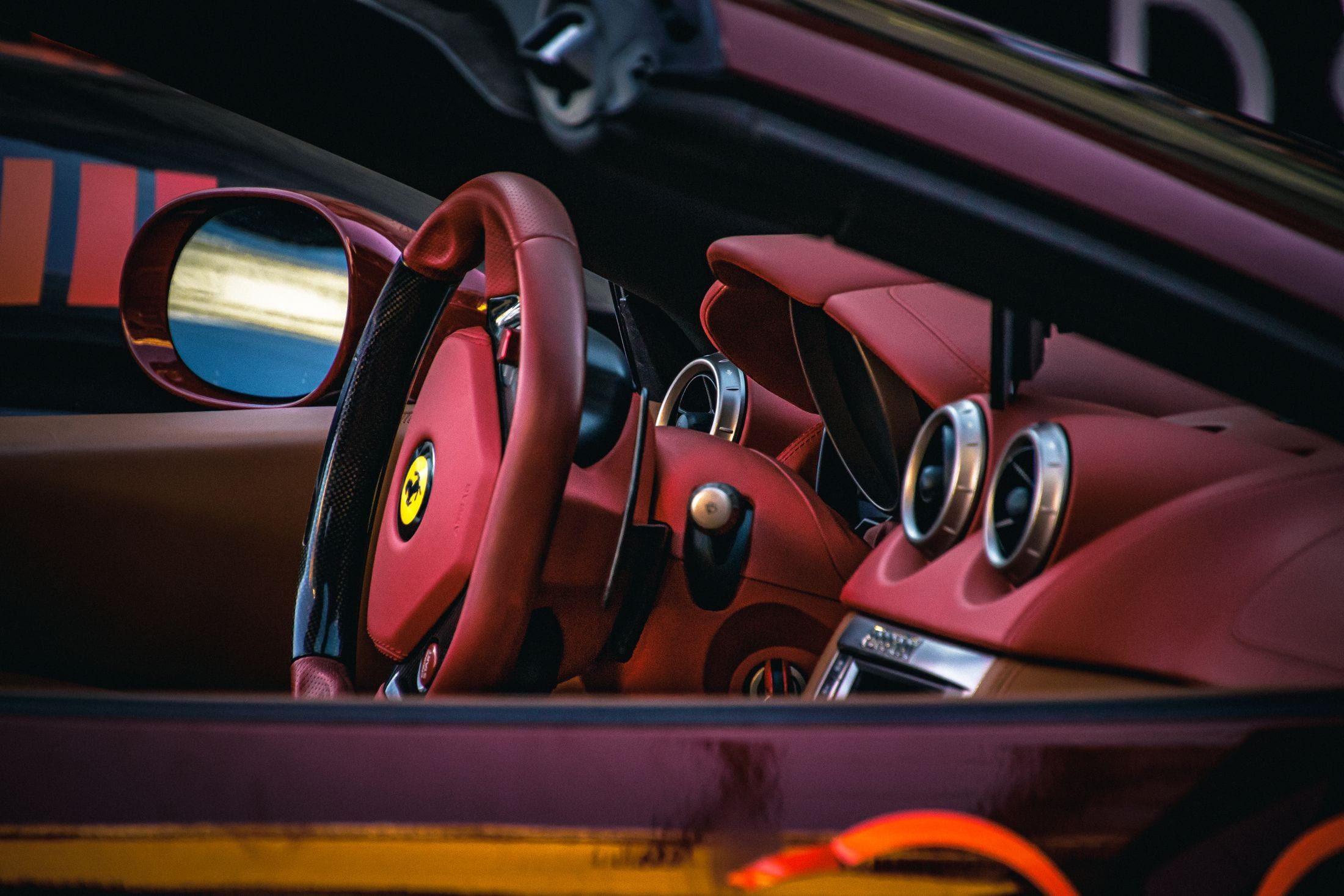 Ferrari 488 — Cuero rojo & costura amarilla — Ferrari 488 GTB (2018)